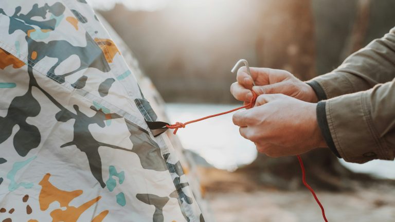 3 équipements indispensables pour un campement militaire réussi !