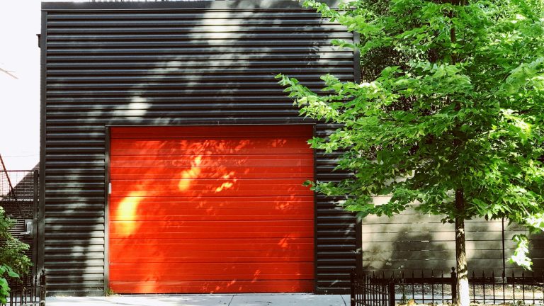 Sécurisez votre habitation avec une porte de garage de qualité !