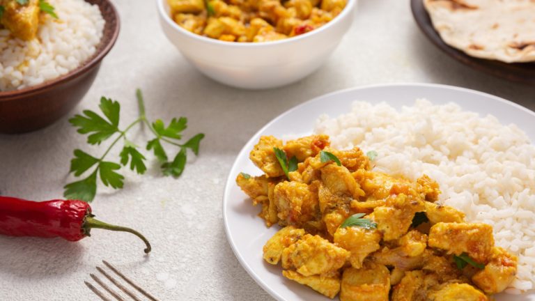 Les secrets du curry : de ses origines à son intégration dans la cuisine française