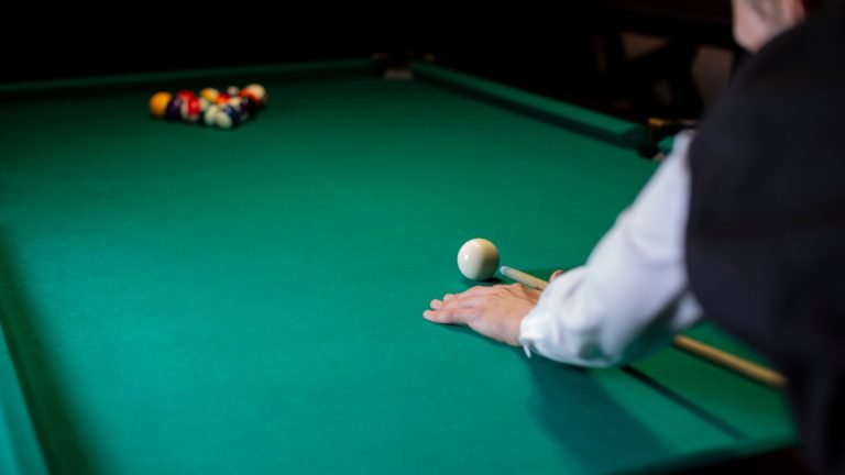 Tables de billard : l’élément phare pour aménager un espace de jeu chez soi