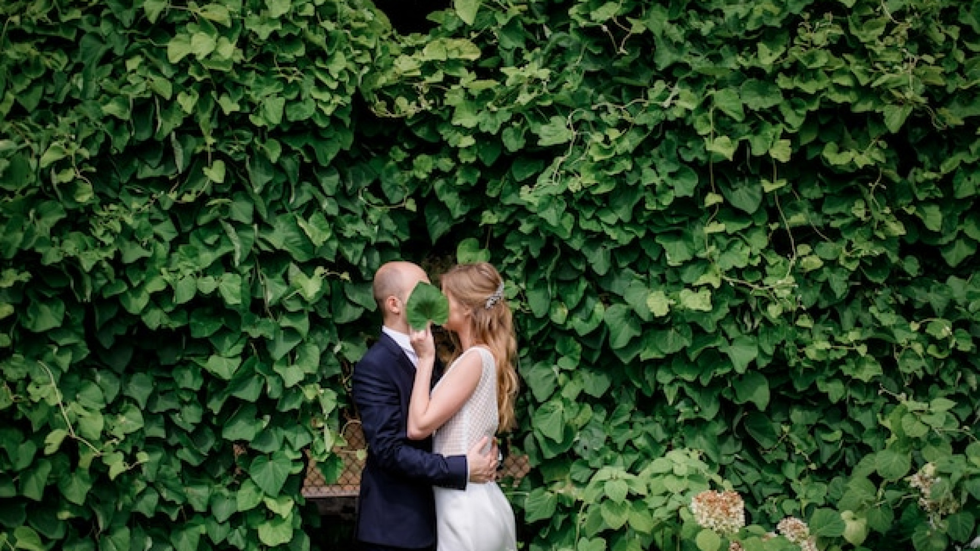 Pourquoi opter pour un mur végétal artificiel comme décor photobooth pour un mariage ?