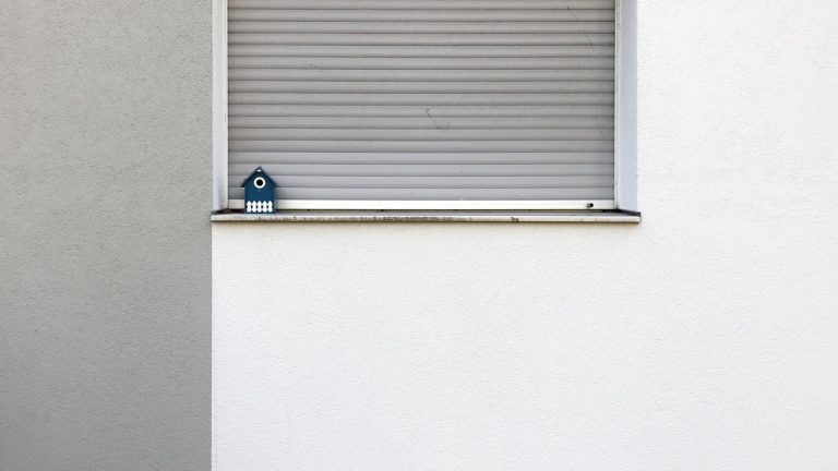 Volets roulants capricieux à Niort : quand appeler un pro ?