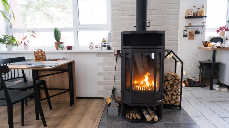 Comment bien choisir son poêle à bois pour un intérieur confortable et performant ?