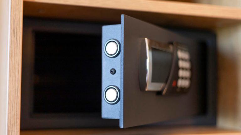 Quelle armoire forte choisir pour protéger ses documents et objets de valeur ?